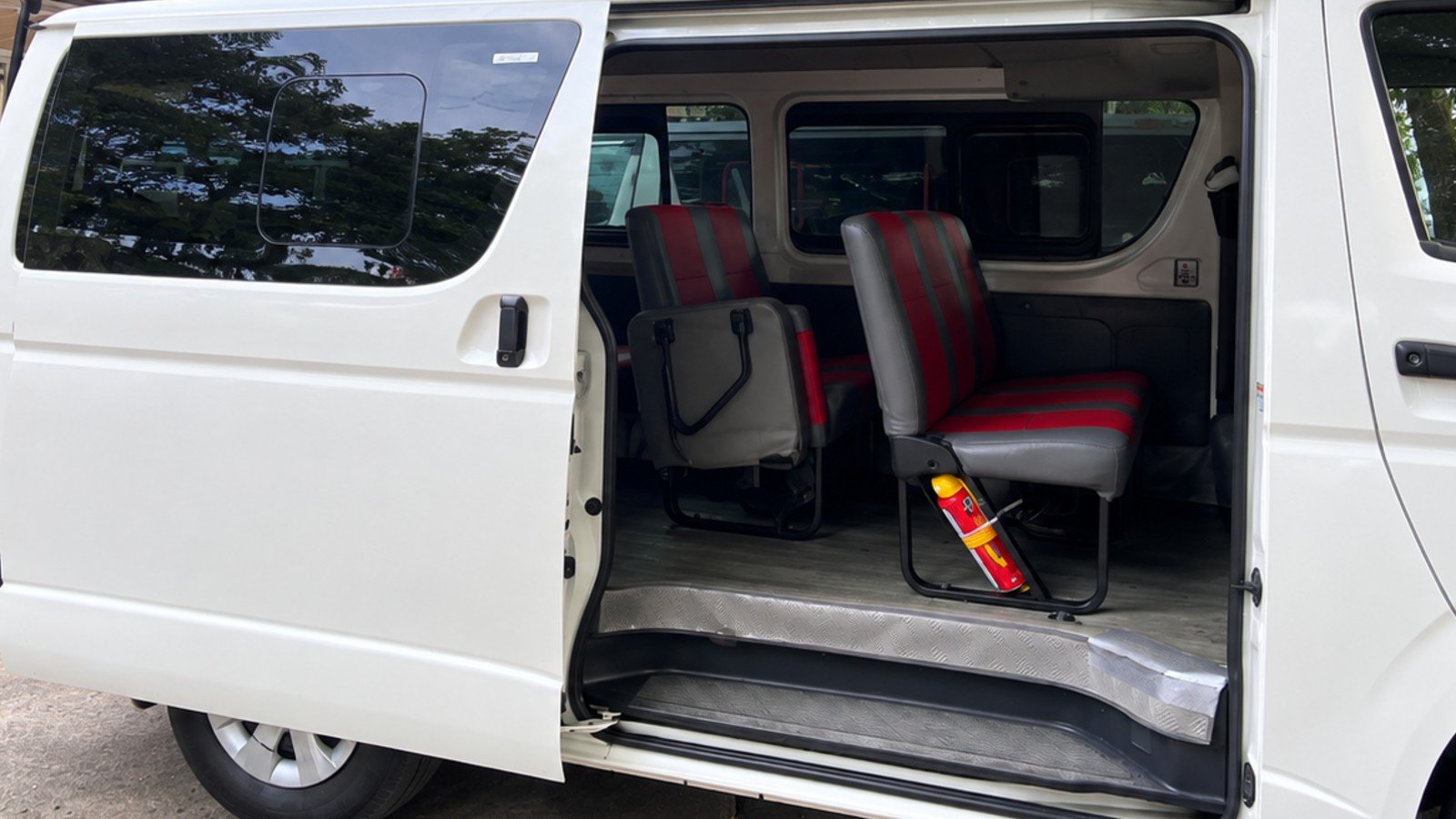 Toyota Hiace (Van-007) photo 2