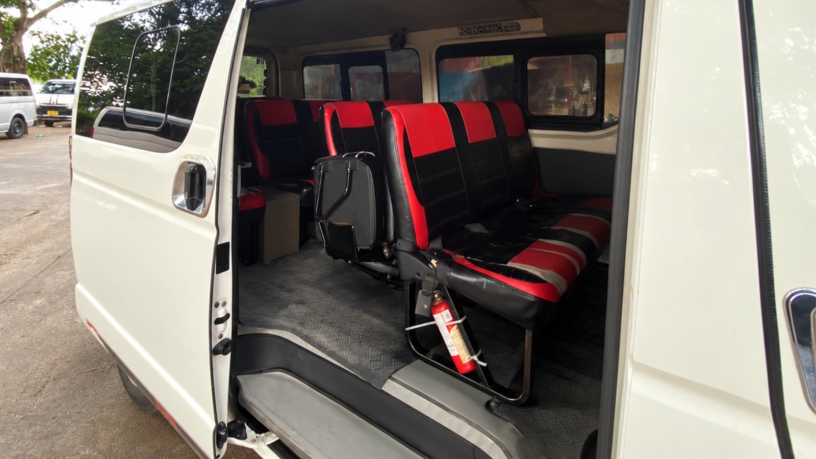 Toyota Hiace (Van-002) photo 2