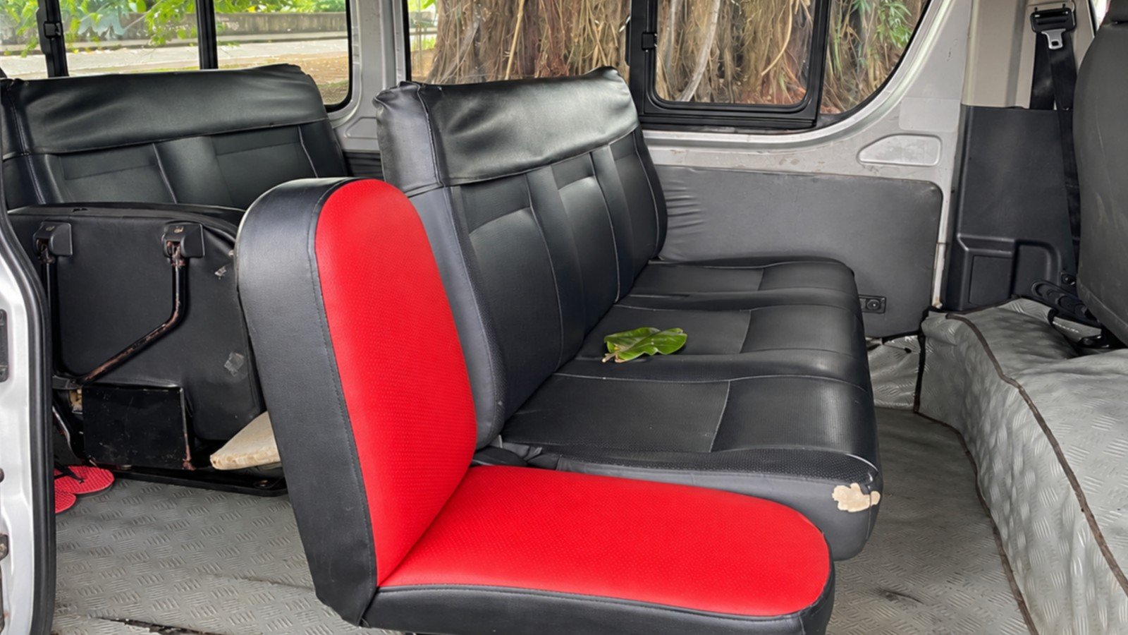 Toyota Hiace (Van-003) photo 2