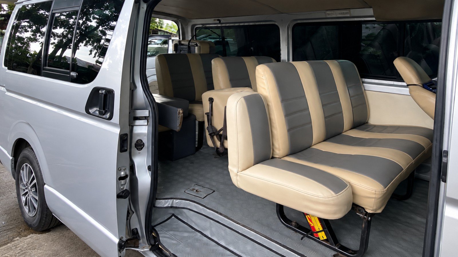 Toyota Hiace (Van-004) photo 2