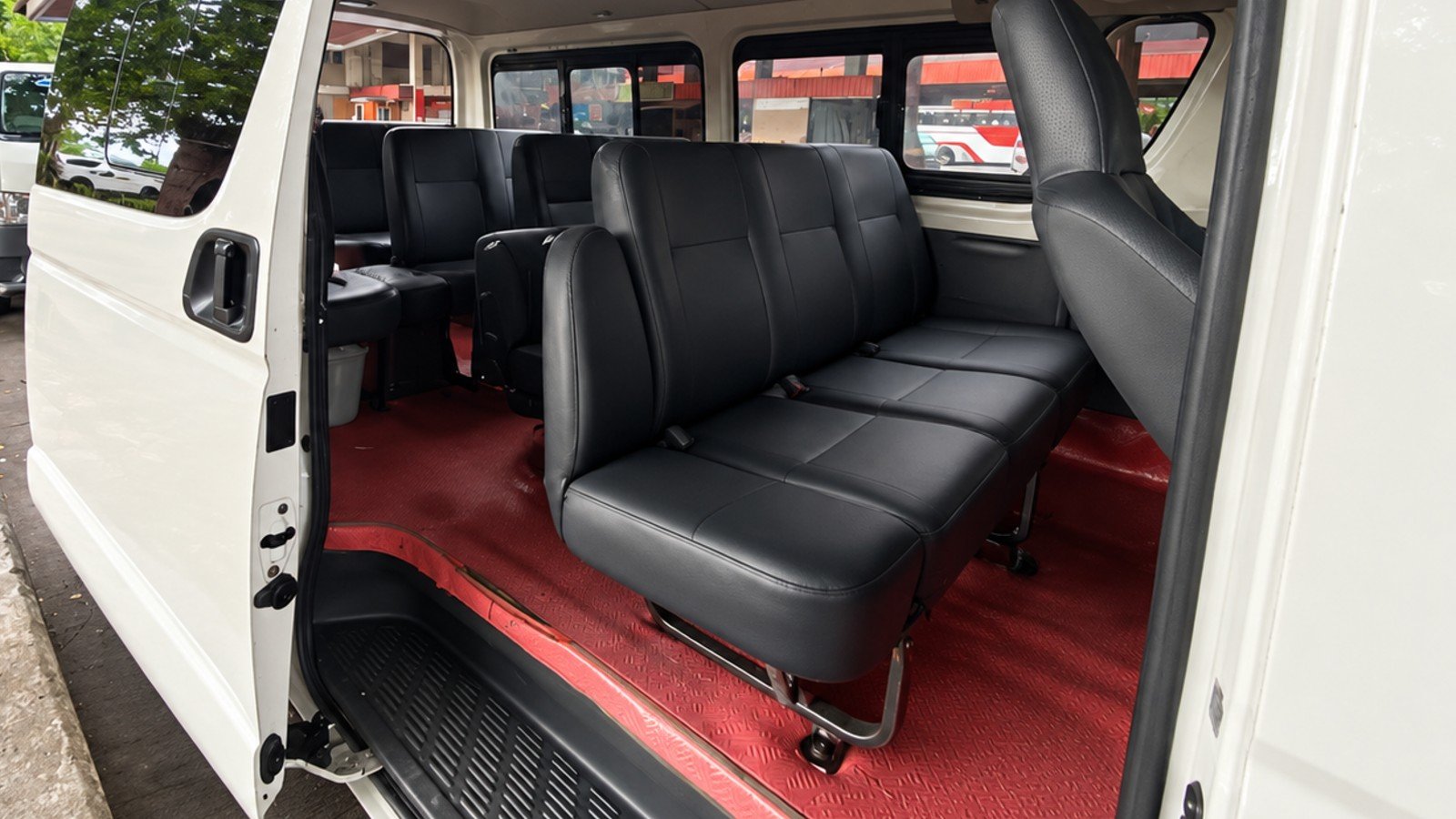 Toyota Hiace (Van-006) photo 2